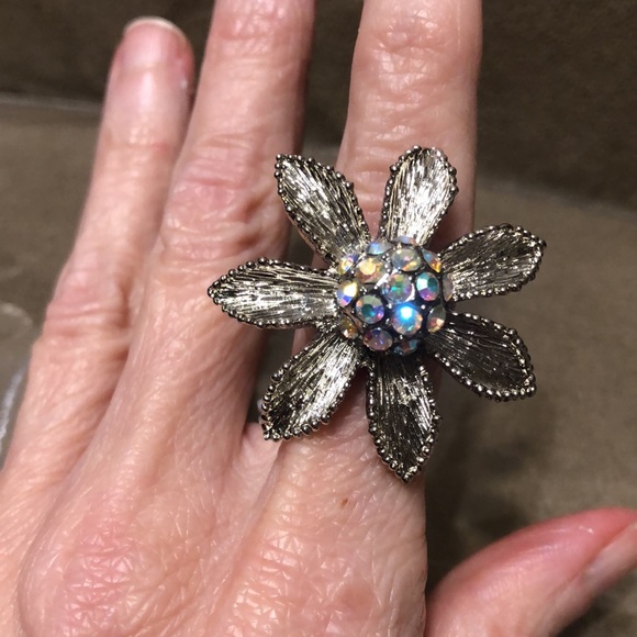 Jewelry - Gorgeous🥳HP🥳Colored Rhinestone Flower Ring